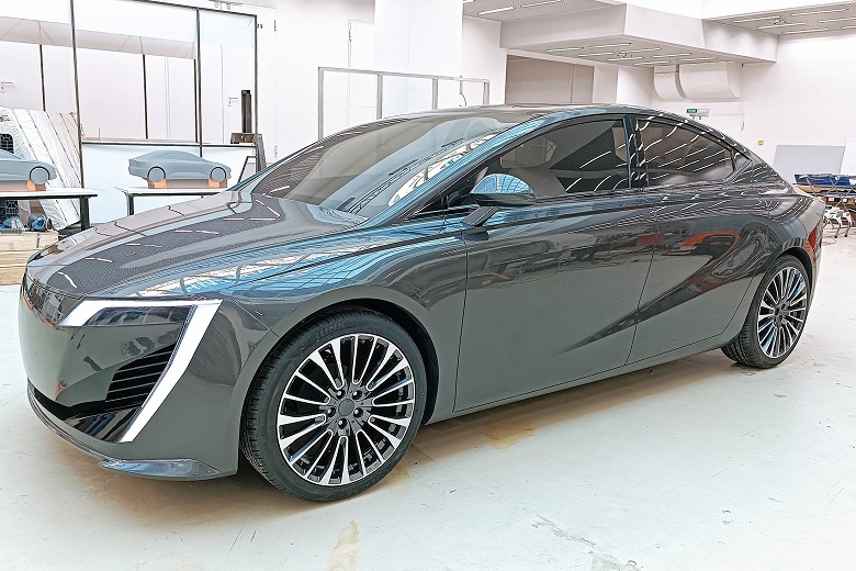 Большой российский седан седан&nbsp;D-класса &laquo;Молния&raquo; впервые показали вживую